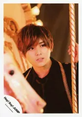 【中古】生写真(ジャニーズ) Hey! Say! JUMP/山田涼介/バストアップ・ジャケット黒金・シャツ黒・ネクタイ黒・左手棒・目線右・手前に馬・メリーゴーラウンド/15夏 コンサートパンフ＆グッズ撮影オフショット/公式生写真