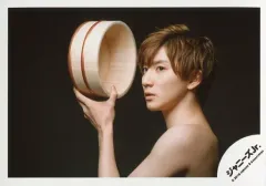 【中古】生写真(ジャニーズ) SixTONES/京本大我/横型・バストアップ・左手桶・左向き・背景黒/「少年たち To be!」グッズオフショット/公式生写真