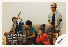 【中古】生写真(ジャニーズ) 関ジャニ∞/大倉忠義・横山裕・丸山隆平・錦戸亮/全身・横型・大倉青・横山緑・丸山橙色・錦戸水色・大倉ギター・丸山左手頬・錦戸ハット・ソファ/公式生写真