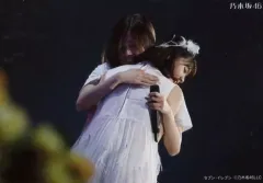 【中古】生写真(乃木坂46) 白石麻衣・西野七瀬/ライブフォト・横型・膝上・衣装白・抱き合い・両目閉じ/Day 4/DVD・BD「乃木坂46 7th YEAR BIRTHDAY LIVE」セブンネット限定特典ライブ生写真