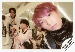 【中古】生写真(ジャニーズ) ジャニーズJr./目黒蓮・松村北斗・田中樹/横型・全身・衣装白・黒・田中顔アップ・首傾げ・目黒前屈み/Johnnys’ ISLAND セルフィー 2020/公式生写真
