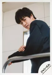 【中古】生写真(ジャニーズ) Aぇ! group/佐野晶哉/上半身・衣装白・黒・左手曲げ・右手左腕・左向き・アングル下から/JOHNNYS’ ISLAND STORE オフショット/公式生写真