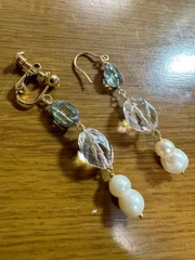 【受注製作】バイカラーゾイサイトと雪だるま型パールとカット水晶のピアス/イヤリング