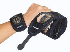 新品 《Watch suit VR黒／黒紺》は腕時計、スマートウォッチを５秒で簡単装着するな伸縮性と通気性がある保護プロテクターです。透明窓の上からスマートウオッチの操作可能カバー。GARMIN、pixel watch等をプールで水泳等にも、信頼のメイドインジ