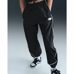 ナイキ キッズ ウィンドブレーカーパンツ 130-160cm 子供服 NIKE YTH トラックパンツ 子ども ウィンドパンツ スポーツウェア ウインドブレーカー スポーティ/HQ9419-010