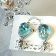 琉球ガラス　アイスブルー　キラキラピアス　ハンドメイド　レジン