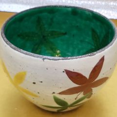 黒田一楽作　荒粉引内緑釉裏金彩色絵もみじ壺形小鉢　大