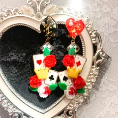 ☆トランプマークを選択可能☆薔薇とトランプ 王冠 のイヤリング サージカル