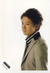 【中古】生写真(ジャニーズ) 嵐/大野智/バストアップ・衣装スーツ灰色黒・体左向き・背景白/公式生写真