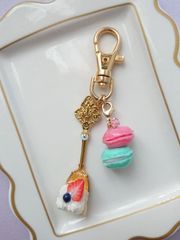 ［sale品］マカロンチャーム付スプーンバッグチャーム(ケーキ)