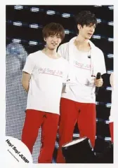 【中古】生写真(ジャニーズ) Hey! Say! JUMP/知念侑李・中島裕翔/ライブフォト・膝上・衣装白赤Tシャツ・中島左手マイク/公式生写真