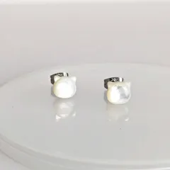 白蝶貝のネコのシンプル一粒ピアス ～ サージカルステンレス SUS316 金属アレルギー対応 ～