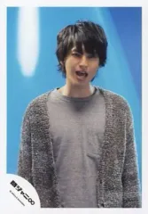 【中古】生写真(ジャニーズ) 関ジャニ∞/大倉忠義/上半身・衣装グレー・口開け・背景青/公式生写真