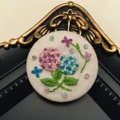 ハンドメイド　刺繍ブローチ　紫陽花