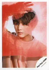 【中古】生写真(ジャニーズ) Hey! Say! JUMP/山田涼介/バストアップ・衣装ピンク・右手ガラス・体正面/17 夏 コンサートパンフ＆グッズ撮影オフショット/公式生写真