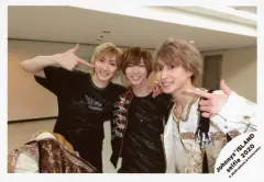 【中古】生写真(ジャニーズ) ジャニーズJr./京本大我・七五三掛龍也・佐久間大介/横型・上半身・衣装白・黒・センター七五三掛・京本佐久間指差し/Johnnys’ ISLAND セルフィー 2020/公式生写真