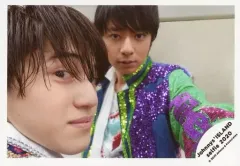 【中古】生写真(ジャニーズ) ジャニーズJr./岩崎大昇・作間龍斗/横型・バストアップ・衣装白・紫・緑・岩崎顔アップ・右向き・作間左手伸ばし/Johnnys’ ISLAND セルフィー 2020/公式生写真