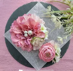 モーブピンクのダリアとラナンキュラスにコットンパールとバラの親子コサージュ