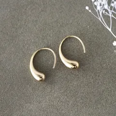 シンプルなしずくのピアス　ゴールド  シルバー　秋　冬　クリスマス　メンズ　プチギフト　フォーマル　　ete agete が好きな方にもおすすめ