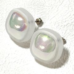ピアス ホワイト オーロラ風 丸み シンプル 四角形 図形【418】