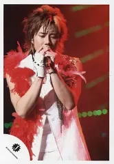 【中古】生写真(ジャニーズ) Kis-My-Ft2/北山宏光/ライブフォト・上半身・衣装白.赤・両手マイク・目線下/公式生写真