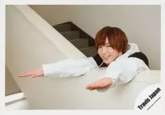 【中古】生写真(ジャニーズ) Travis Japan/七五三掛龍也/横型・バストアップ・衣装黒.白・両手前・階段/「Travis Japan LIVE TOUR 2020 ENTER 1234567」グッズオフショット/公式生写真