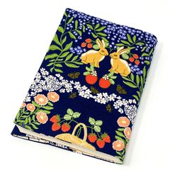 布ブックカバー 苺うさぎ/草花 文庫本サイズ リバーシブル ハンドメイド B172
