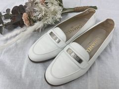 CHANEL ロゴプレートローファー白