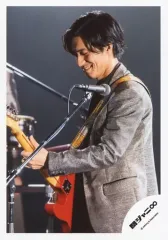 【中古】生写真(ジャニーズ) 関ジャニ∞/錦戸亮/上半身・衣装黒・銀・左向き・顔下向き・歯見せ・左手ギター・楽器・スタンドマイク/関ジャニ∞シングル「crystal」MV＆ジャケ写オフショット/公式生写真