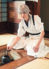 【中古】生写真(男性) 健人(鶴丸国永)/全身・衣装白・座り・畳・キャラクターショット/舞台「『刀剣乱舞』虚伝 燃ゆる本能寺」個人セットブロマイド