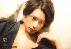 【中古】生写真(男性) 橋本祥平/横型・バストアップ・衣装黒・バスローブ・仰向け・左手肩/橋本祥平&川隅美慎 旅PHOTOBOOK「S-TRIP」MAGES.online shop限定フルコンプリートセット・ハーフセット特典ブロマイド