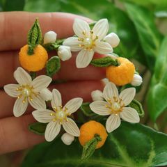 オレンジとオレンジの花のリースブローチ　つまみ細工　ハンドメイド