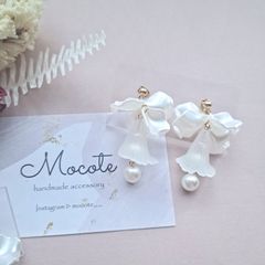 ベルの花  パールの実   マットホワイト  花びら  パールホワイト  ゴールド  ピアス / イヤリング