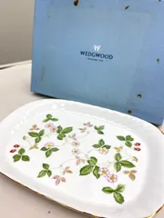 N 処分価格【セットでお買い得！】ウェッジウッド 2点セット WEDGWOOD ワイルドストロベリー スパイラルトレイ 来客用 パーティー 高級感 おしゃれ 花柄 アフタヌーンティー