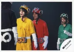 【中古】生写真(ジャニーズ) 関ジャニ∞/錦戸亮・渋谷すばる・大倉忠義/横型・ライブフォト・膝上・ヘルメット・左手上げ・関ジャニ戦隊∞レンジャー衣装・背景黒/公式生写真