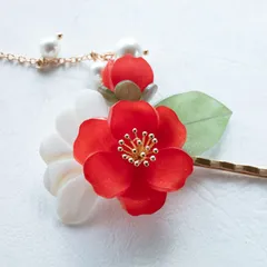 赤い椿のヘアピン｜扇子型シェル細工と蕾の垂れ飾り付き