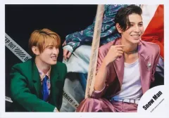 【中古】生写真(ジャニーズ) Snow Man/向井康二・ラウール/横型・膝上/シングル「Dangerholic」MV＆ジャケ写オフショット/公式生写真