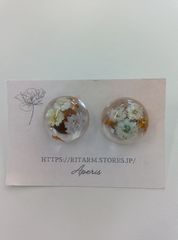 15　レジン製ピアス　ホワイトフラワー　ハンドメイド