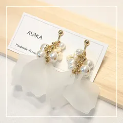 匿名配送★ホワイト パール 花びら ゆれるハンドメイドイヤリングピアスNO.43