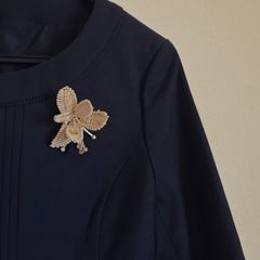 華やかな花のブローチ　コサージュ