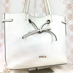 ☆美品☆ FURULA  フルラ トートバッグ コスタンザ オフホワイト ホワイト 白色 リボン 巾着型 2way レザー 肩掛け 大容量 A4可 通勤 人気 レディース ゴールド金具 B-156