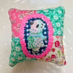 ハンドメイド　パッチde針山　スパンコールなパンダさん　針山　ピンクッション　パッチワーク　パンダ　花柄　スパンコール　動物