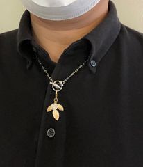 リーフ（葉っぱ）とホワイトローズ（白薔薇）のペンダントネックレス