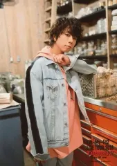 【中古】生写真(ジャニーズ) Kis-My-Ft2/北山宏光/膝上・衣装青ピンク・左手首元・体右向き/「Kis-My-Ft2 LIVE TOUR 2018 Yummy!! you＆me」オリジナルフォト