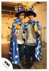 【中古】生写真(ジャニーズ) NEWS/増田貴久・手越祐也/全身・衣装青白・マント星柄・ステッキ・三角帽子・手越ウインク/公式生写真