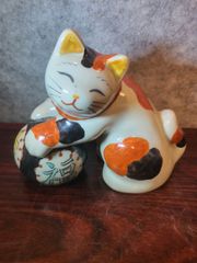有田焼　福玉と遊ぶ猫　円佐ヱ門作
