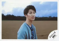 【中古】生写真(ジャニーズ) ジャニーズWEST/濱田崇裕/横型・バストアップ・衣装青・体右向き・カメラ目線・背景野外/16春 藤井流星・濱田崇裕 グアムオフショット/公式生写真