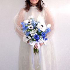 ブルー&ホワイトのアネモネ春花ブーケ　ブートニア付　ウェディングブーケ　アーティフィシャルフラワー　造花　青　白チューリップ　アネモネ