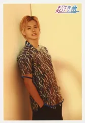 【中古】生写真(男性) 超特急/カイ(小笠原海)/上半身・衣装水色・黒・両手ポケット・体右向き・背景黄/「超特急 POP UP STORE」GOLDEN EPOCH SPECIAL 生写真 タクヤ PRUDUCE Ver.(渋谷限定)