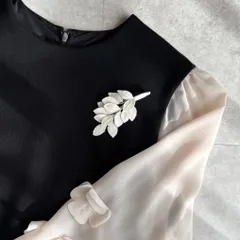 ホワイトリーフ❤︎ 布花ブローチ　一点物　フォーマルコーデ　卒園式　卒業式　入園式　入学式　母の日　コサージュ　オケージョン　北欧風　ナチュラル　小ぶり　シンプル　大人　子供